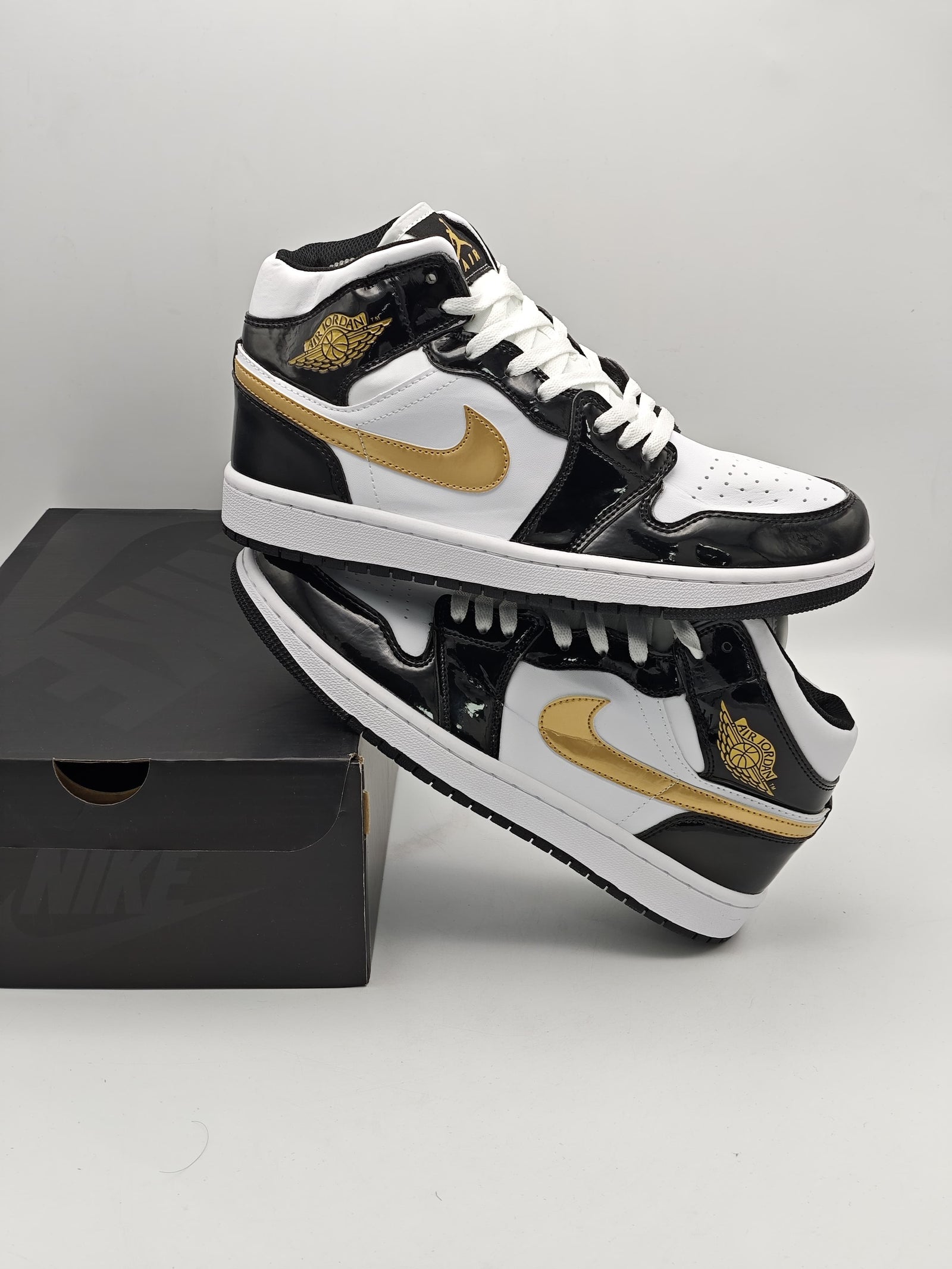 Air Jordan 1 Mid Gold Black White