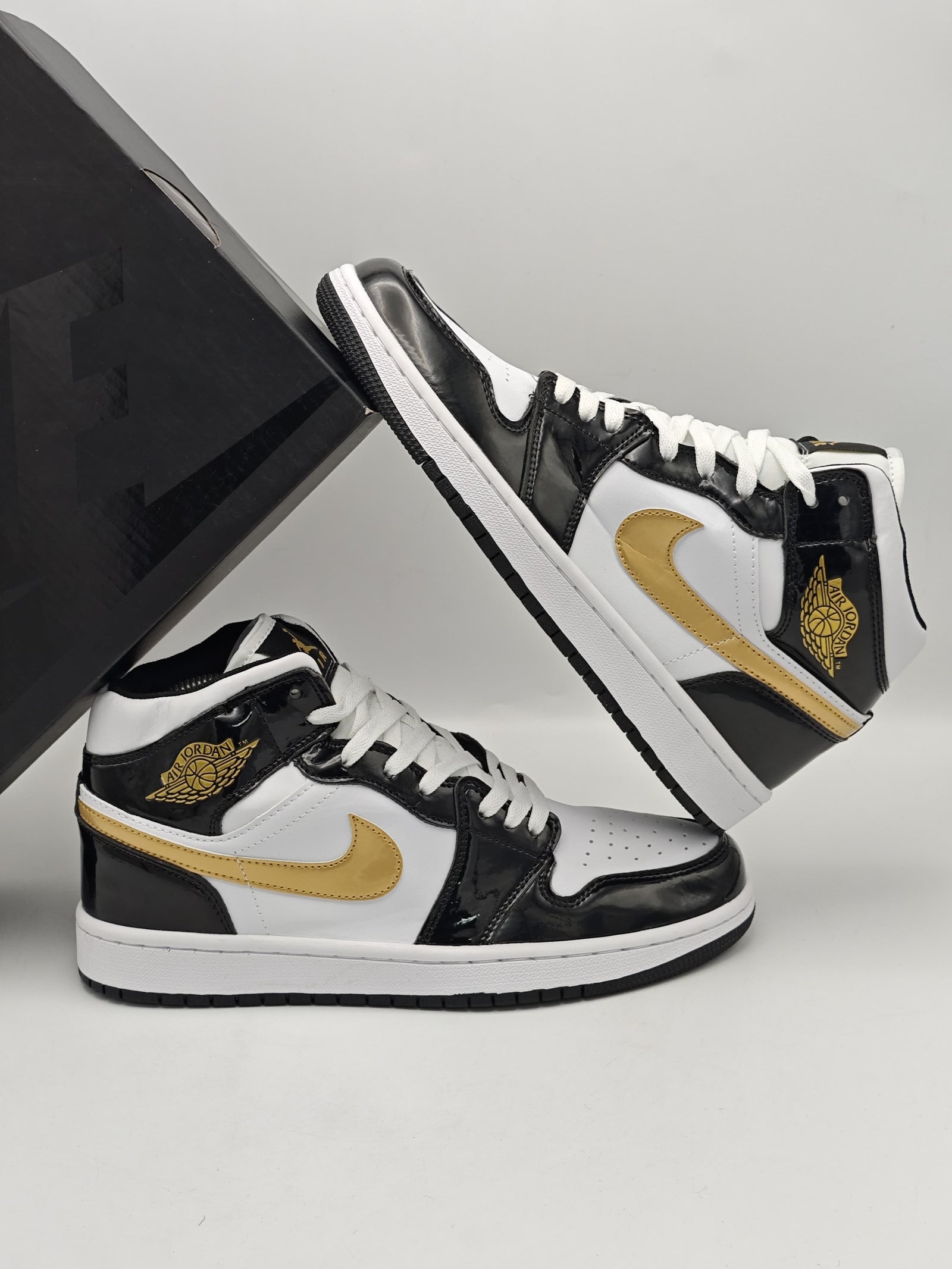 Air Jordan 1 Mid Gold Black White