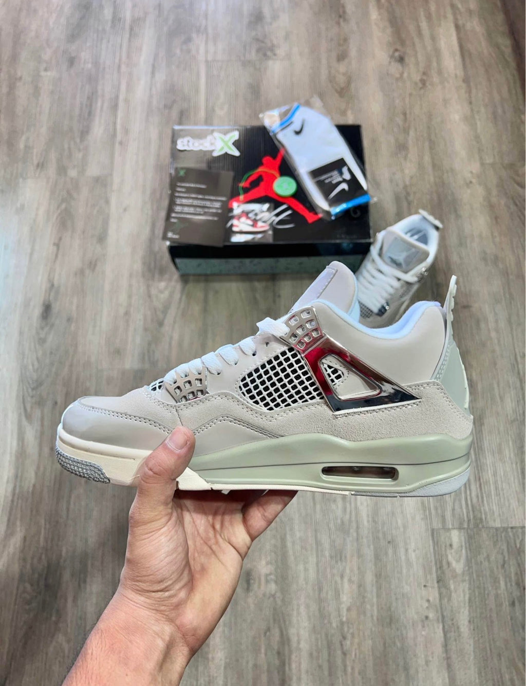 Retro 4 frozen moment