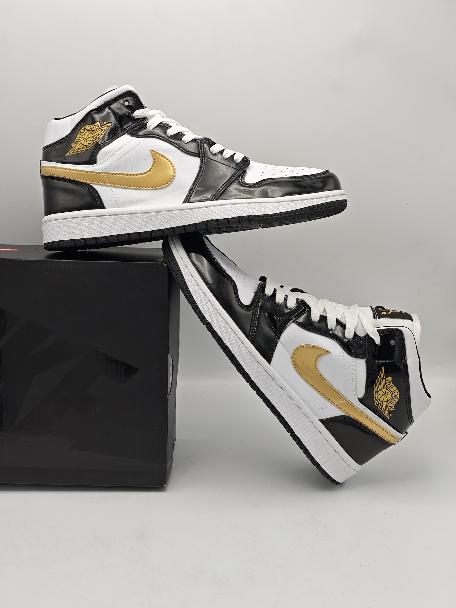Air Jordan 1 Mid Gold Black White